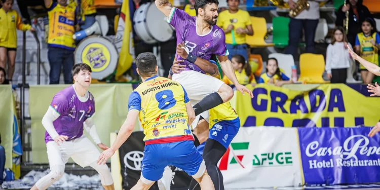 El BM Guadalajara da un golpe sobre la mesa de DH Plata