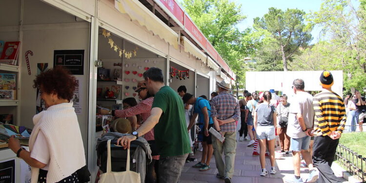 La Feria del Libro de Guadalajara 2024 Atrae a Miles de Visitantes