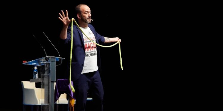 Espectáculo de magia en Villanueva de la Torre: ¡Descubre 'Con la Magia hemos Topado' este sábado!