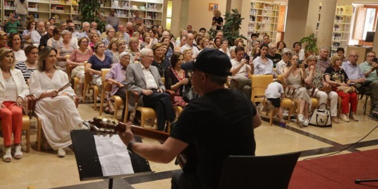 La Alcaldesa de Guadalajara Celebra el Fin de Curso con la Asociación Amigos de la Biblioteca en un Concierto en Dávalos
