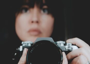 Exposición "Macrocosmos": Una Mirada Única a la Vida Urbana a través del Lente de Olivia Peña