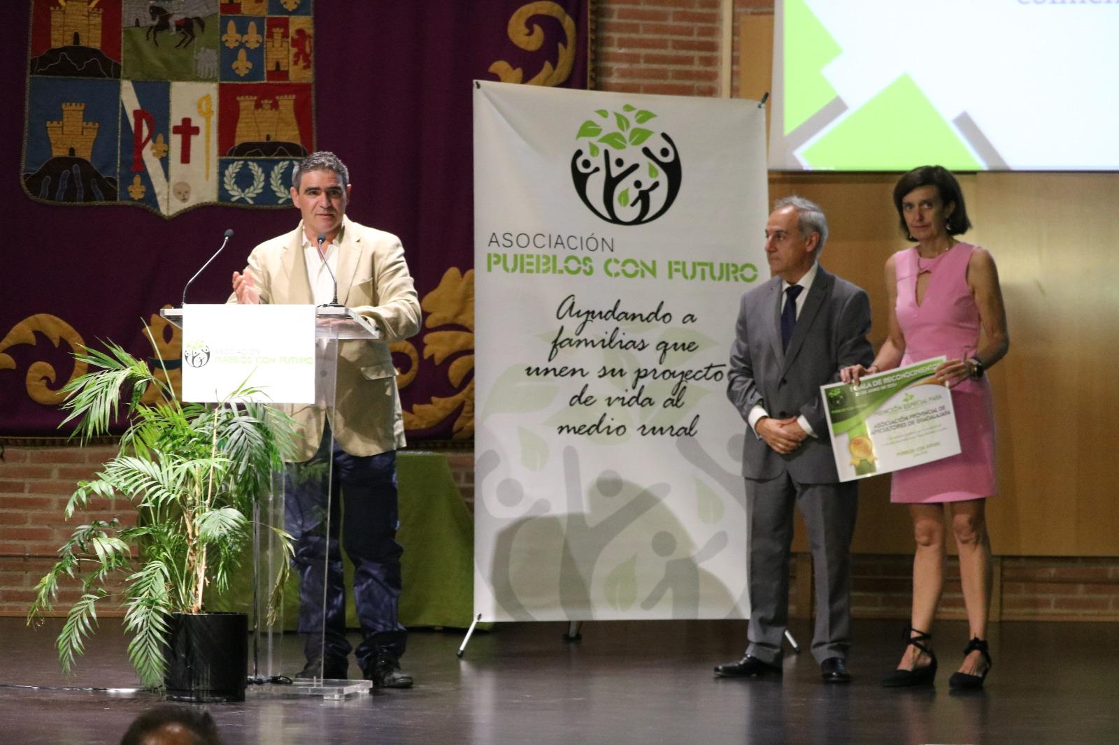 La Asociación de Apicultores de Guadalajara Recibe Reconocimiento en la I Gala de Pueblos con Futuro