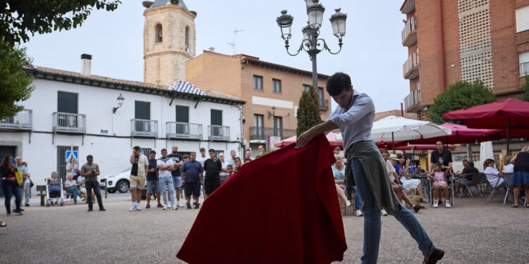 Espectáculo taurino en Yunquera de Henares: Cid de María deslumbra en su clase de toreo de salón