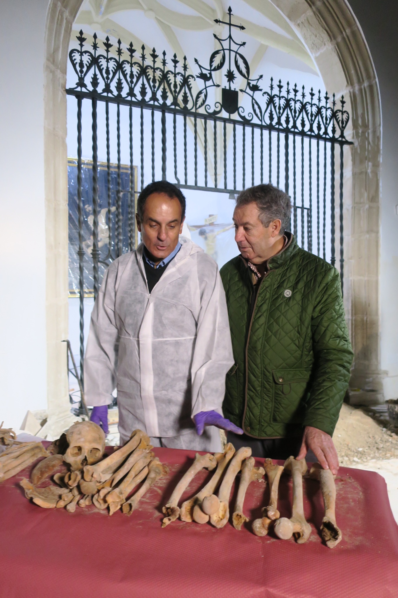 El autor de la tesis sobre el origen de Colón, continuador de los trabajos de su padre, Ricardo Sanz García, y el Dr. Lorente, comentan sobre la calidad del material obtenido