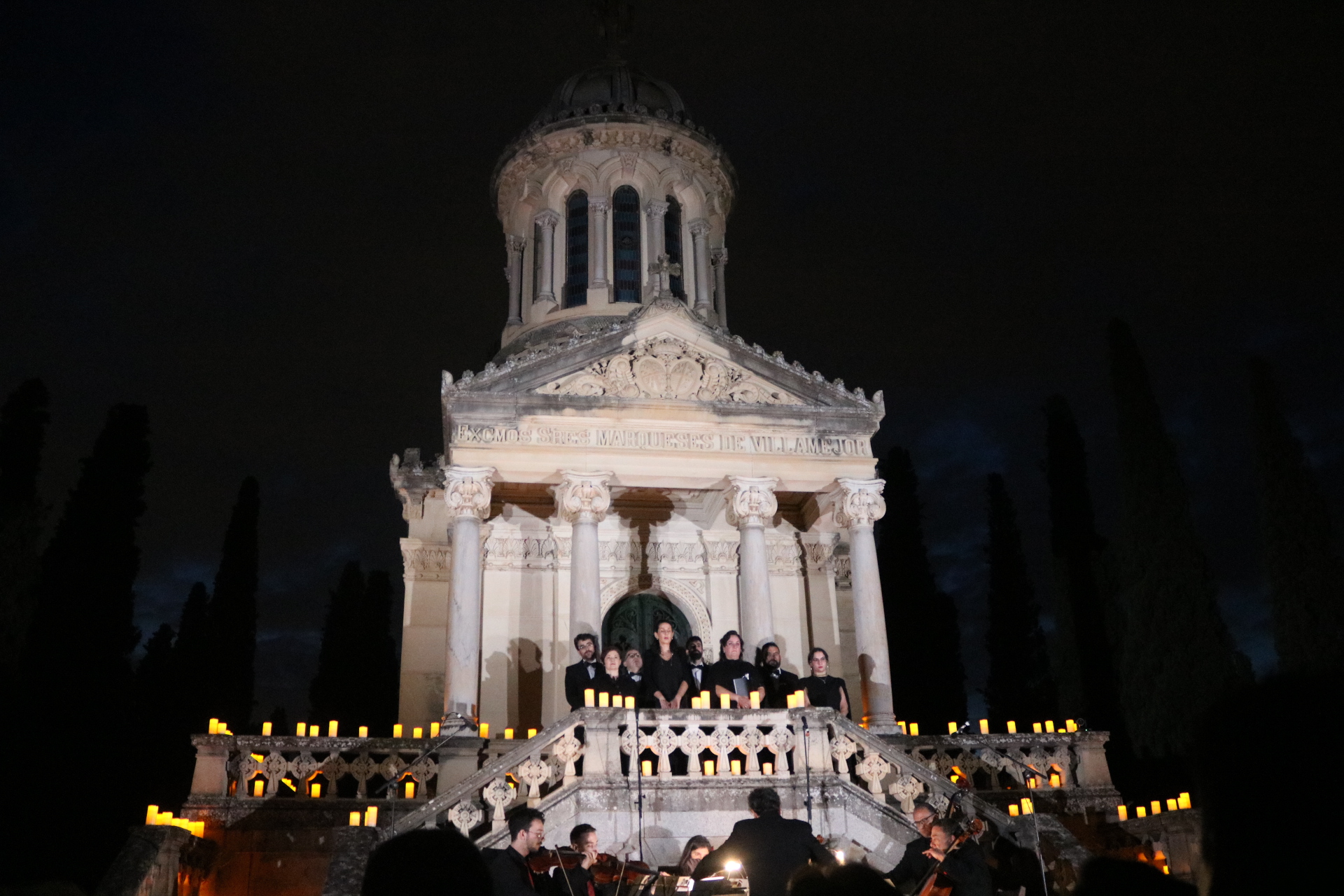 Más de 1.000 velas y música clásica en el cementerio de Guadalajara: arranca el ciclo "Guadalajara a la luz de las velas"