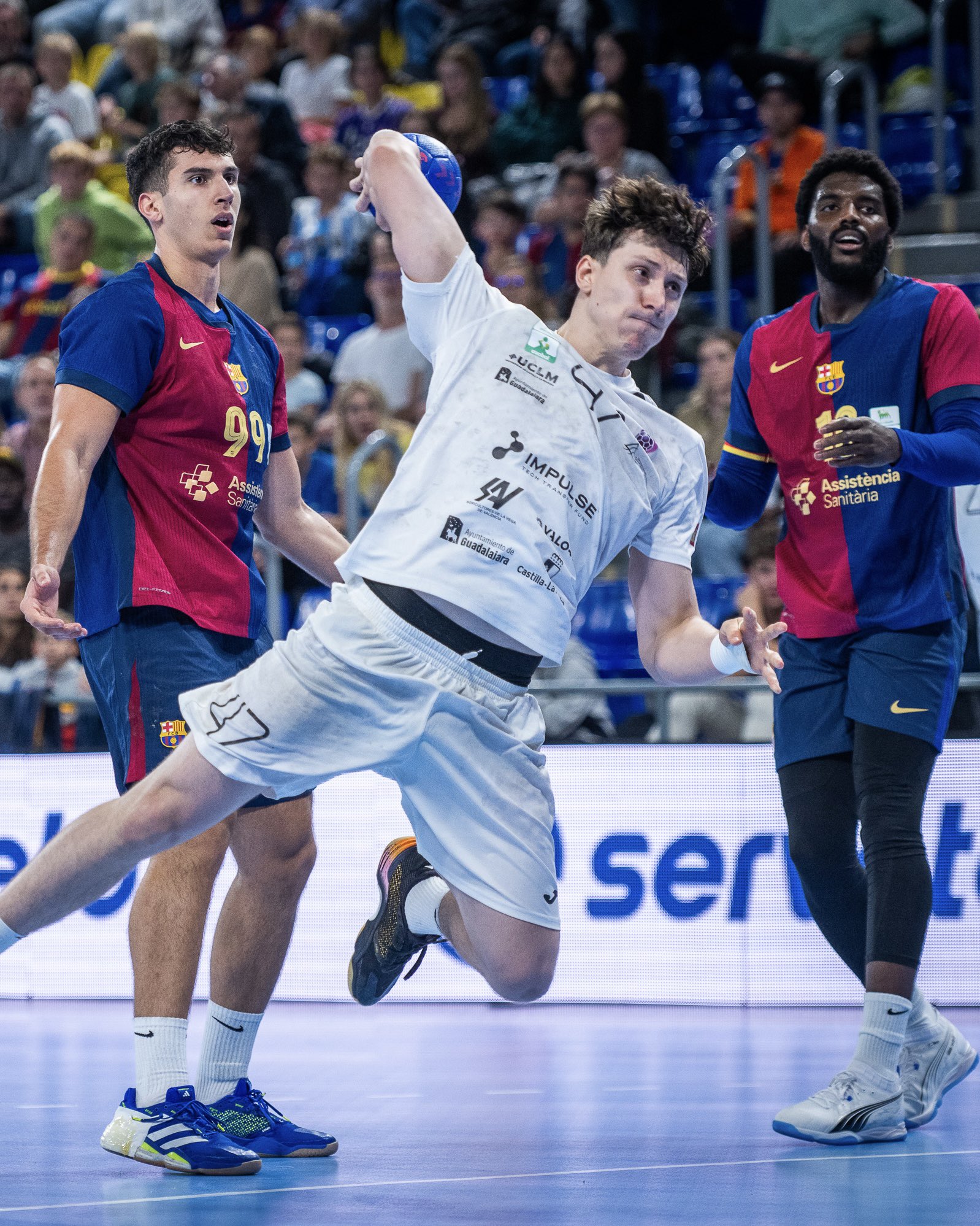 IMPULSE BM Guadalajara planta cara al Barça en un duelo de poder a poder en el Palau Blaugrana