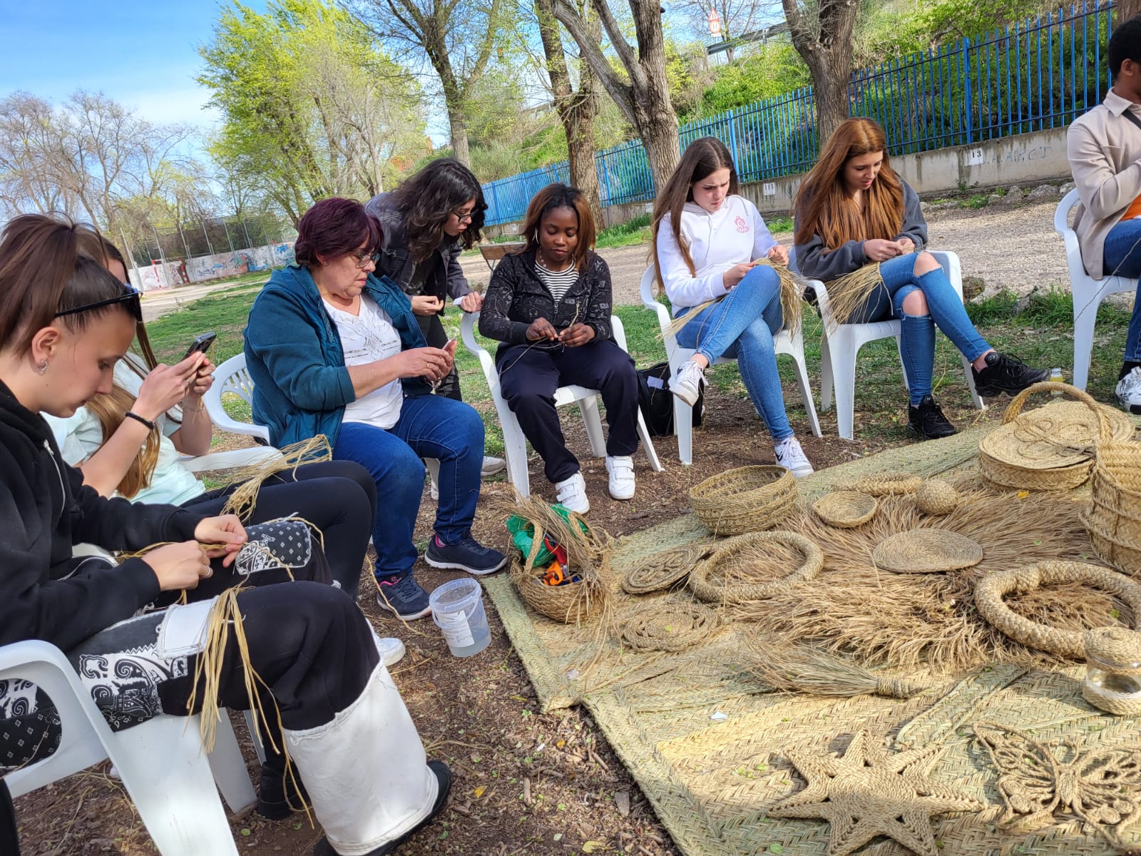 Mujeres rurales en Horche reivindican su papel con una jornada de tejido de esparto