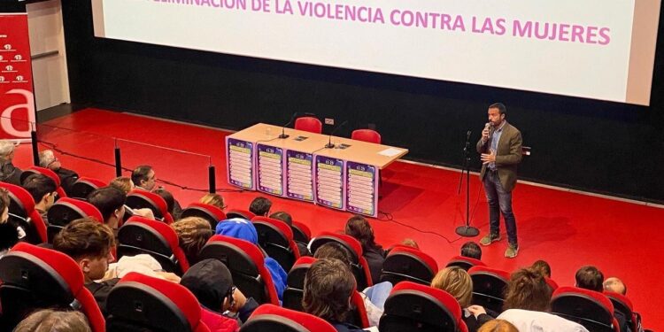 Castilla-La Mancha lanza la campaña educativa "Construyendo muros contra la violencia de género" para sensibilizar a la juventud