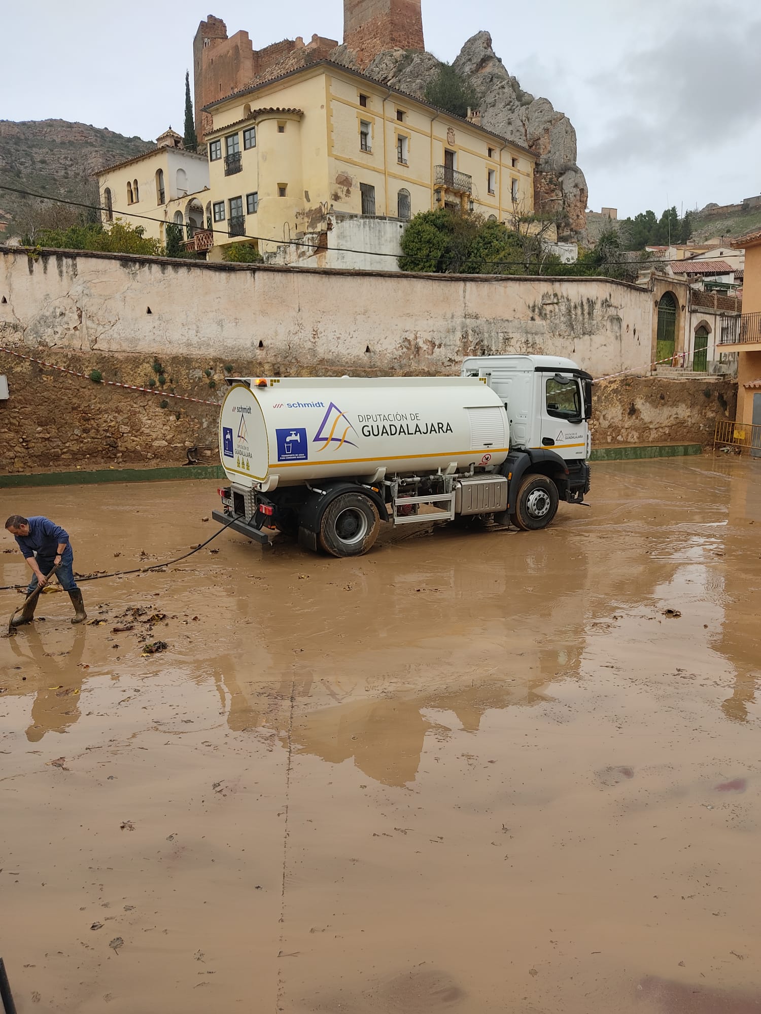 Apoyo de la Diputación de Guadalajara a pueblos afectados por la DANA con agua potable y limpieza