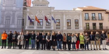 Guadalajara rinde homenaje a las víctimas del temporal con un minuto de silencio en la Plaza Mayor