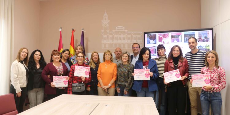 Escaparate en Rosa 2024: Autoescuela Vamos, Peluquería Domínguez y Donde Julieta Ganadores en Guadalajara