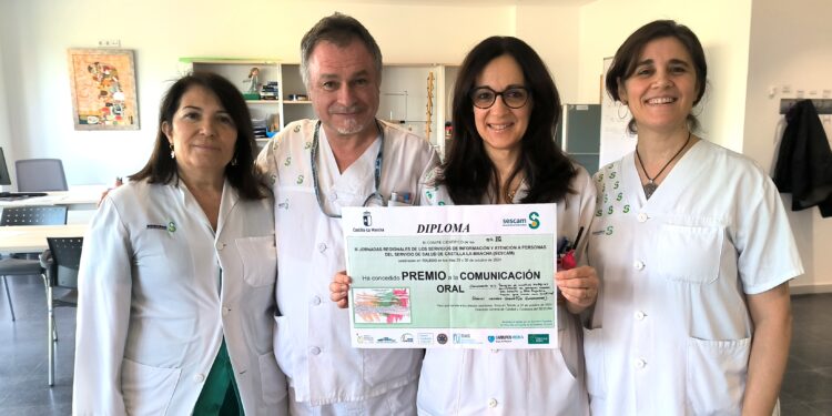 Hospital de Guadalajara recibe premio por su taller educativo sobre procesos de laboratorio para personas mayores