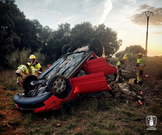 Espectacular rescate en la CM-2004: los bomberos de Guadalajara salvan al conductor de un coche volcado