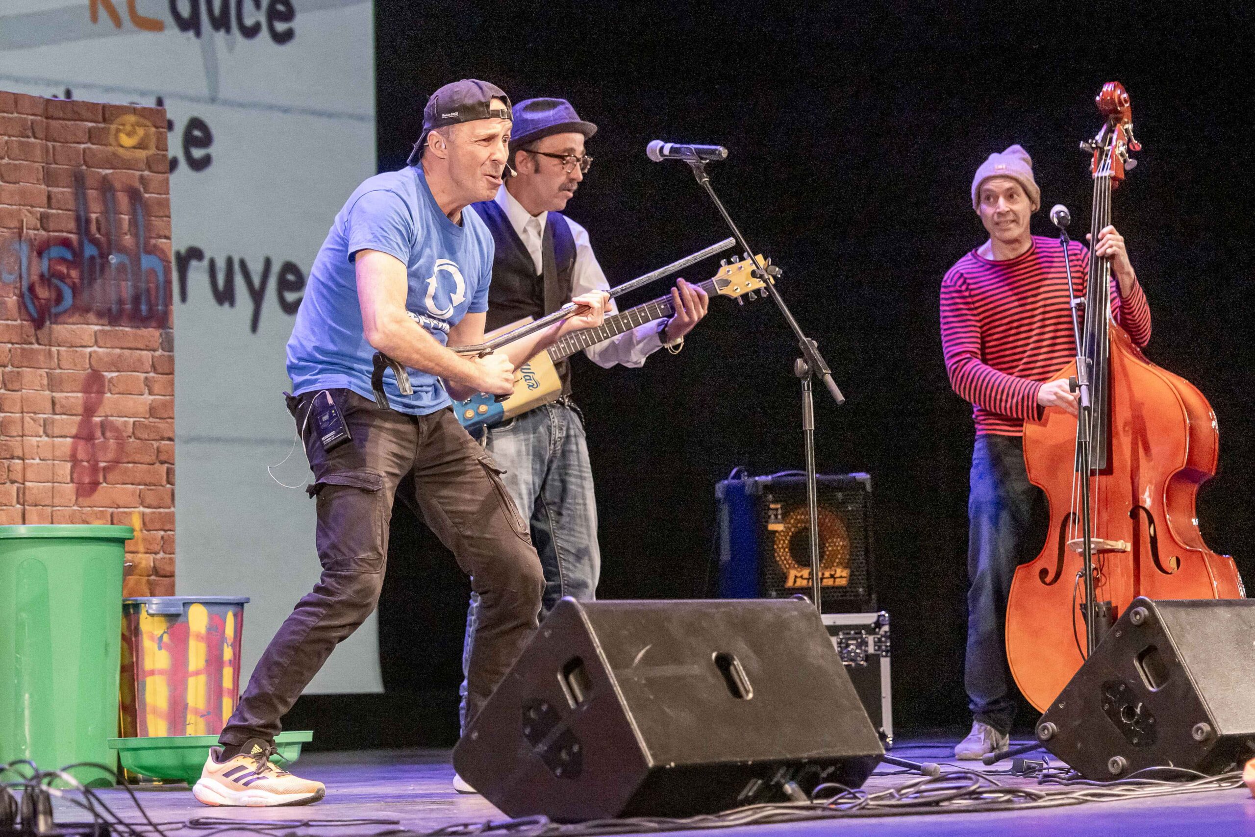 Cerca de dos mil escolares de Guadalajara aprenden a reciclar con un concierto pedagógico en el Buero Vallejo