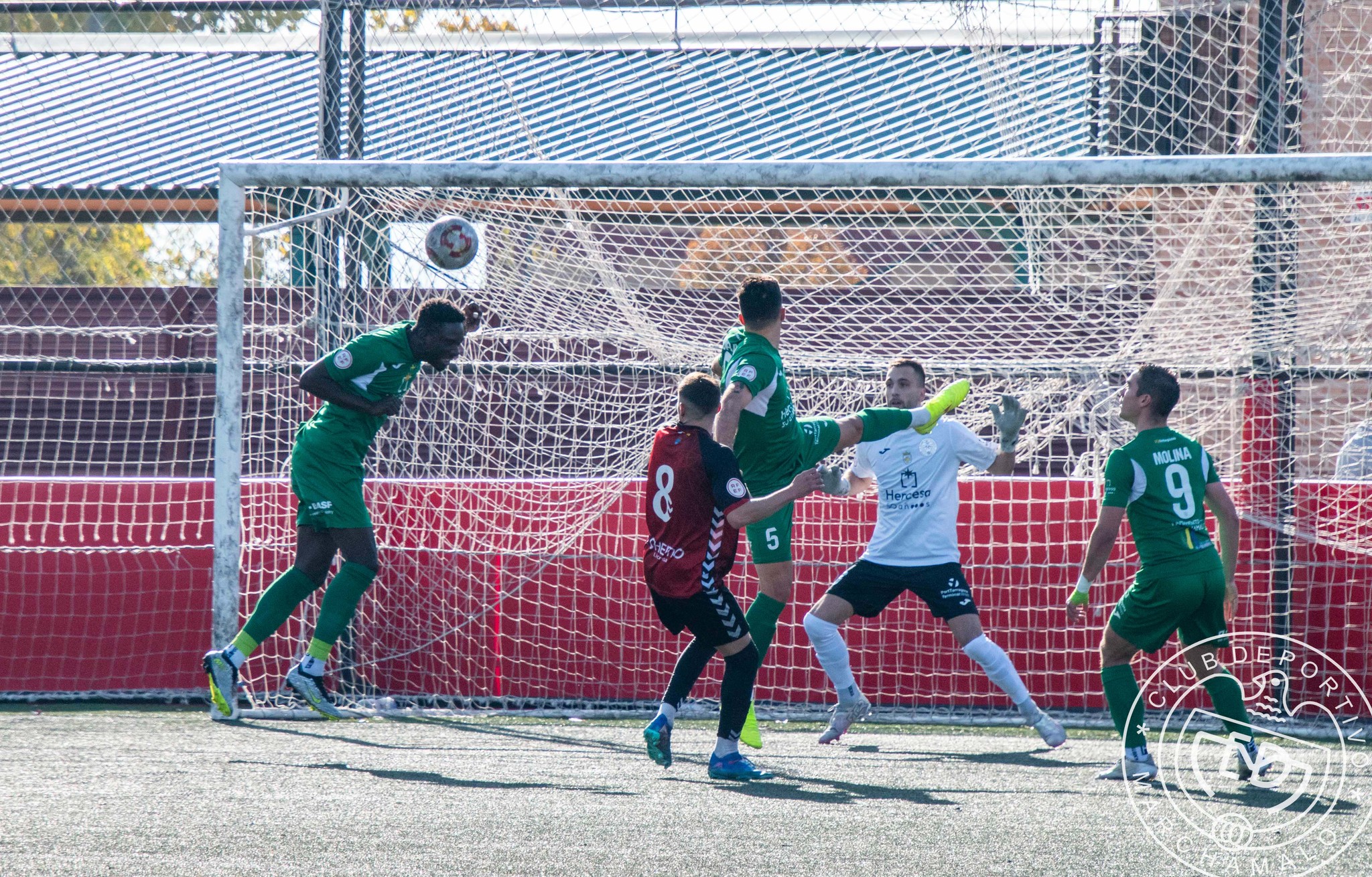 El Azuqueca vence al Marchamalo con un gol en el minuto 97 en el derbi de Tercera Federación