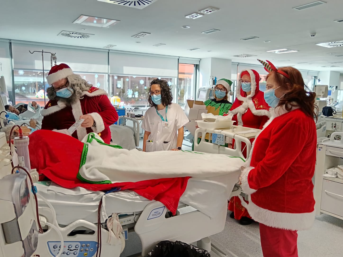 Papá Noel y Kalvaria Kustom llevan la magia navideña al Hospital de Guadalajara