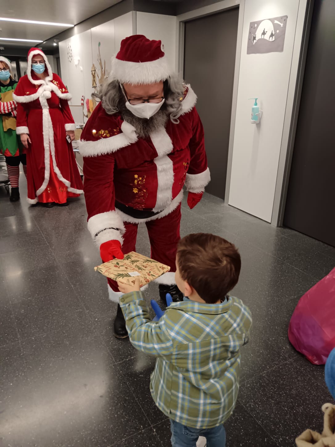 Papá Noel y Kalvaria Kustom llevan la magia navideña al Hospital de Guadalajara