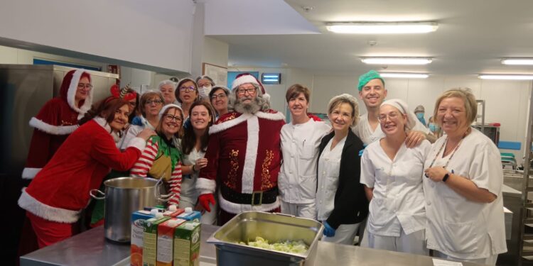 Papá Noel y Kalvaria Kustom llevan la magia navideña al Hospital de Guadalajara