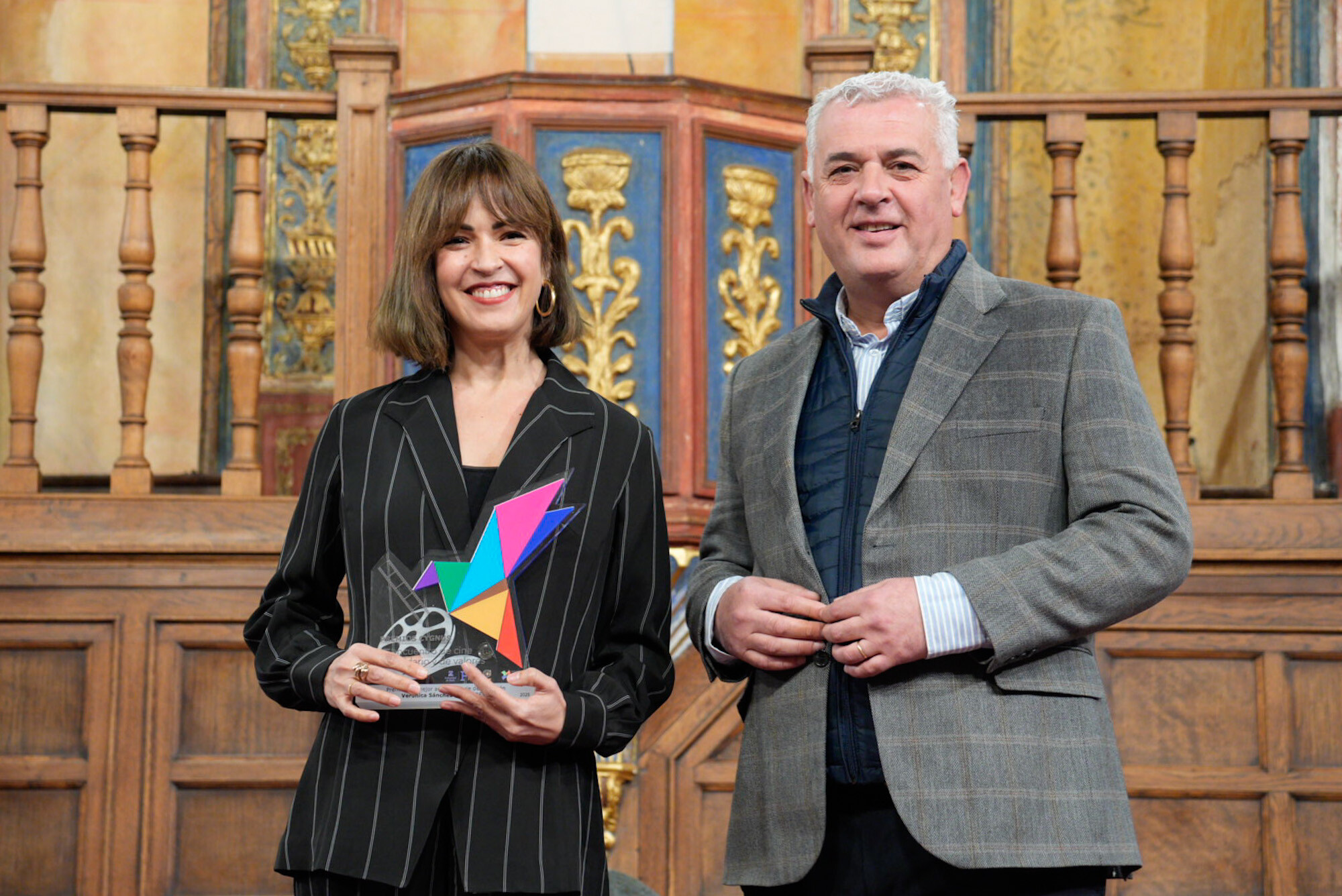 El presidente de la Diputación de Guadalajara, #JoséLuisVega, fue el encargado de entregar el premio a la Mejor Actriz de Serie de Televisión a Verónica Sánchez, por "Ángela".