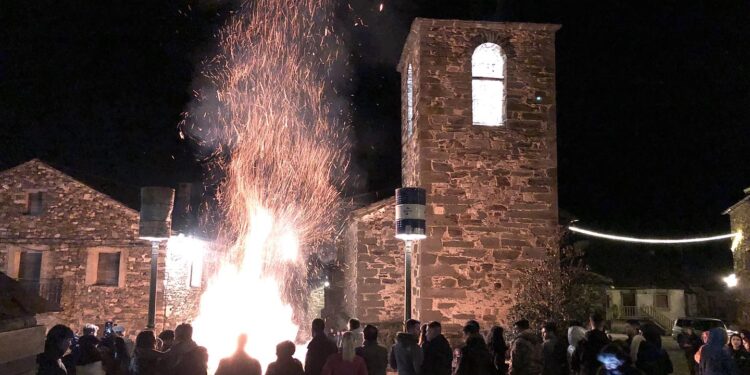 Hogueras de San Ildefonso en Valverde de los Arroyos: Tradición y Fervor en la Sierra Norte de Guadalajara