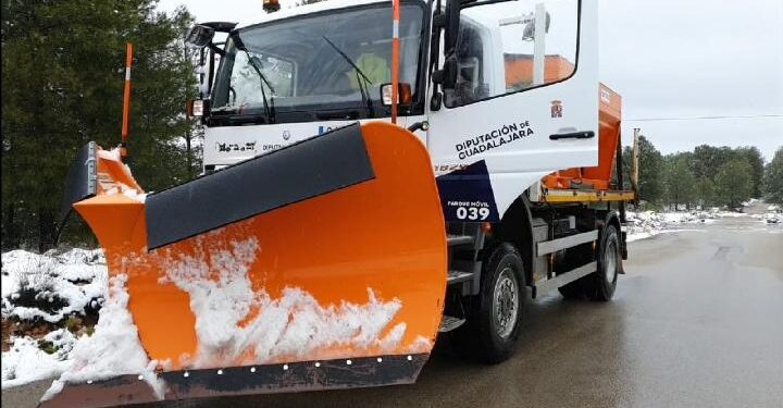 La Diputación de Guadalajara Actúa Rápidamente para Despejar 9 Carreteras Afectadas por Nieve y Hielo