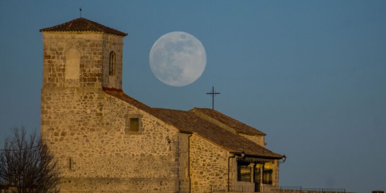 Luna de Lobo 2025: El fenómeno astronómico capturado desde Rebollosa de Hita