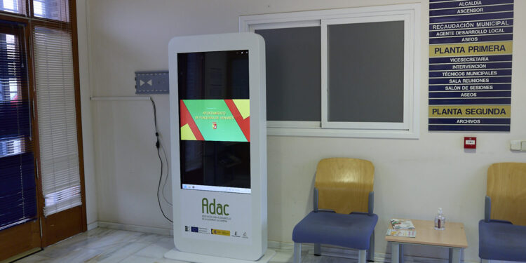 Yunquera de Henares moderniza su comunicación local con un monolito digital táctil para promover el turismo y la información