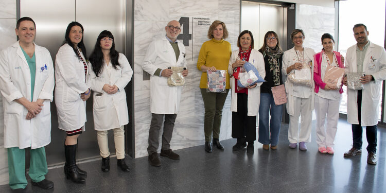 Proyecto Yunquera entrega bolsas portadrenajes y almohadas del corazón para pacientes oncológicos en Guadalajara
