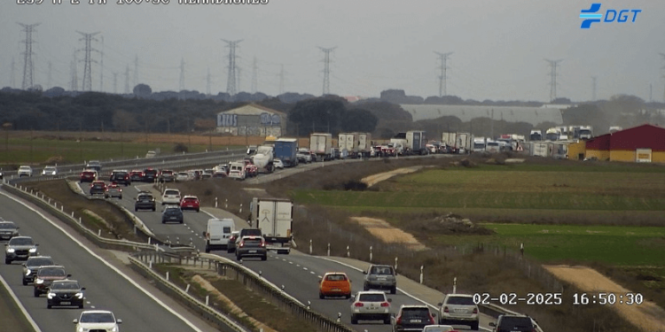 Accidente en la A-2 en Argecilla: choque entre dos camiones causa cortes y retenciones