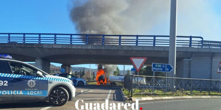 Camion ardiendo en Guadalajara