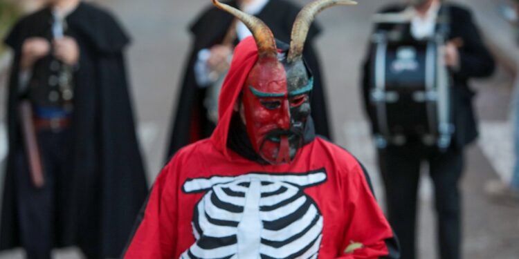 Pedro Solís Pregonero del Carnaval 2025 en Guadalajara: Récord de Botargas y Tradición Viva