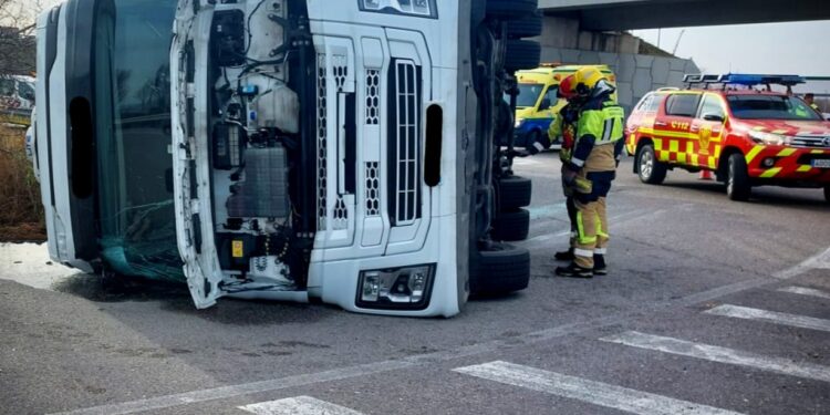 Bomberos de Guadalajara: Rápida intervención tras vuelco de tráiler y derrame de gasoil