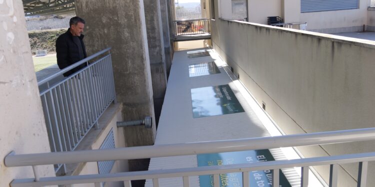 Alovera instala paneles con valores deportivos en el Campo de Fútbol Nuevo Tomillar