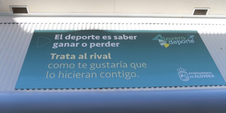 Alovera instala paneles con valores deportivos en el Campo de Fútbol Nuevo Tomillar