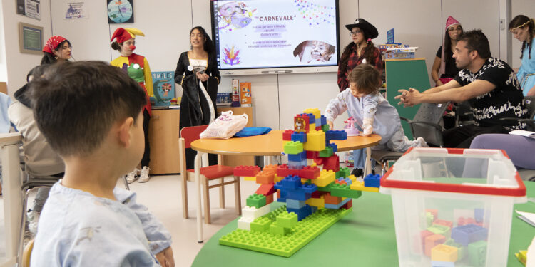 El Hospital de Guadalajara Celebra el Carnaval Veneciano con Actividades para Niños y Mayores en la Planta Pediátrica