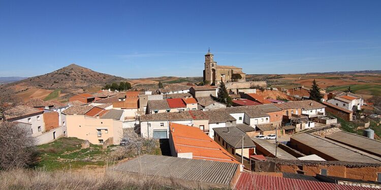 Accidente en finca agrícola de Alarilla: hombre de 65 años herido tras caerle una puerta gigante