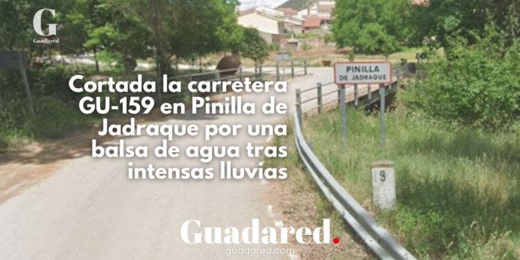 ortada la carretera GU-159 en Pinilla de Jadraque por una balsa de agua tras intensas lluvias
