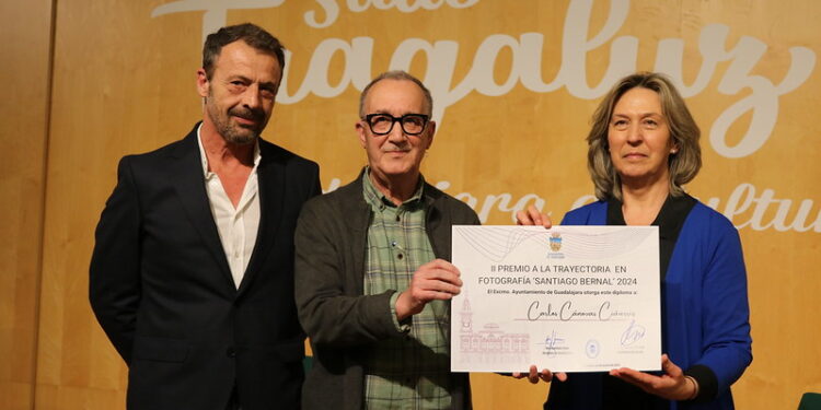 Carlos Cánovas recibe el premio ‘Santiago Bernal’ 2025 a su trayectoria fotográfica en Guadalajara