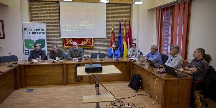 Jóvenes Agricultores de Guadalajara Descubren el Futuro del Cultivo del Almendro en Jornada de APAG