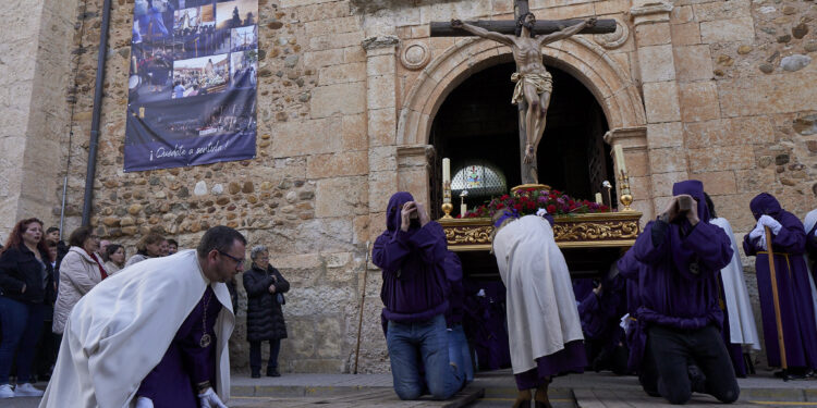 El Cristo de la Vera Cruz emociona a Yunquera de Henares en un Miércoles Santo con lluvia y fervor