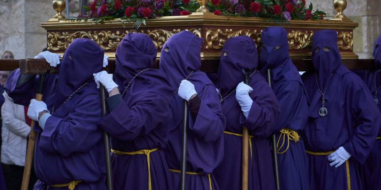 El Cristo de la Vera Cruz emociona a Yunquera de Henares en un Miércoles Santo con lluvia y fervor