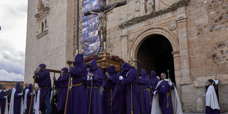 El Cristo de la Vera Cruz emociona a Yunquera de Henares en un Miércoles Santo con lluvia y fervor
