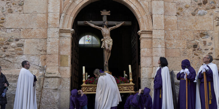 El Cristo de la Vera Cruz emociona a Yunquera de Henares en un Miércoles Santo con lluvia y fervor