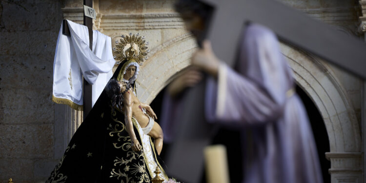 Emotivo Traslado Procesional en Yunquera durante la Semana Santa 2025