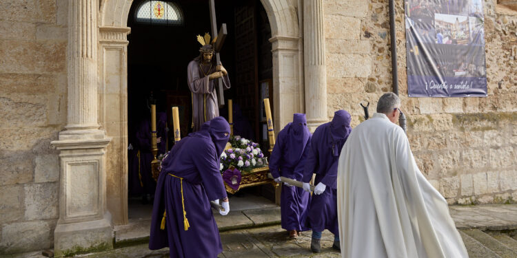 Emotivo Traslado Procesional en Yunquera durante la Semana Santa 2025