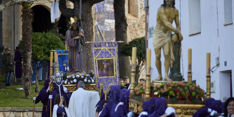 Emotivo Traslado Procesional en Yunquera durante la Semana Santa 2025