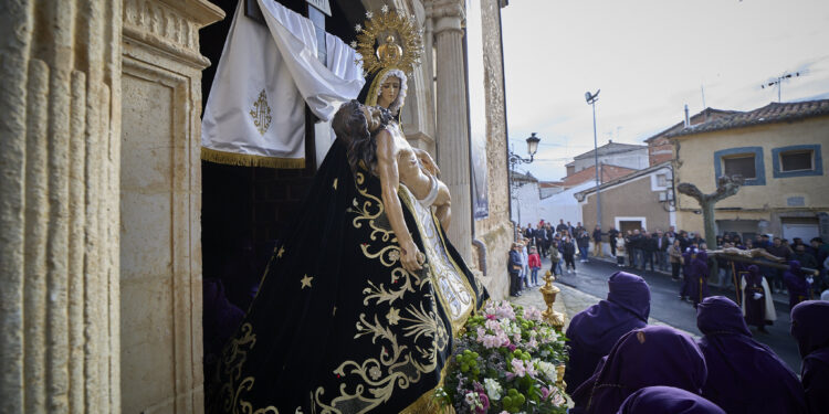 Emotivo Traslado Procesional en Yunquera durante la Semana Santa 2025