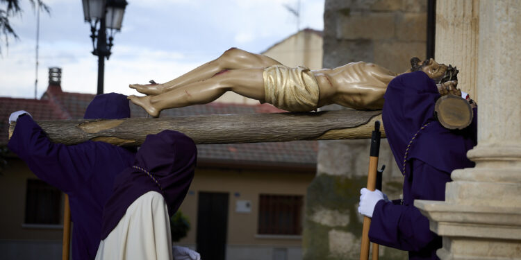 Emotivo Traslado Procesional en Yunquera durante la Semana Santa 2025