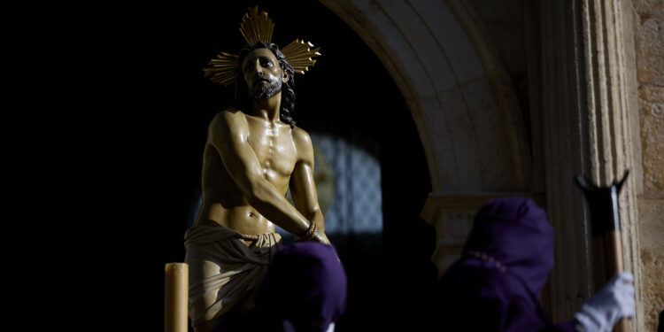 Emotivo Traslado Procesional en Yunquera durante la Semana Santa 2025