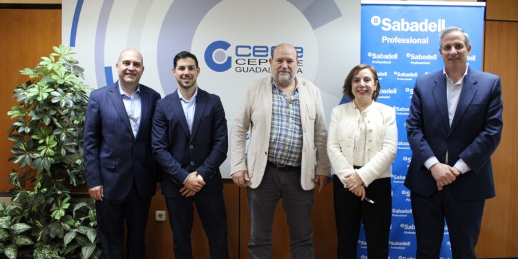 ASIETGU y Banco Sabadell renuevan su convenio para ofrecer condiciones financieras preferentes a los instaladores de Guadalajara